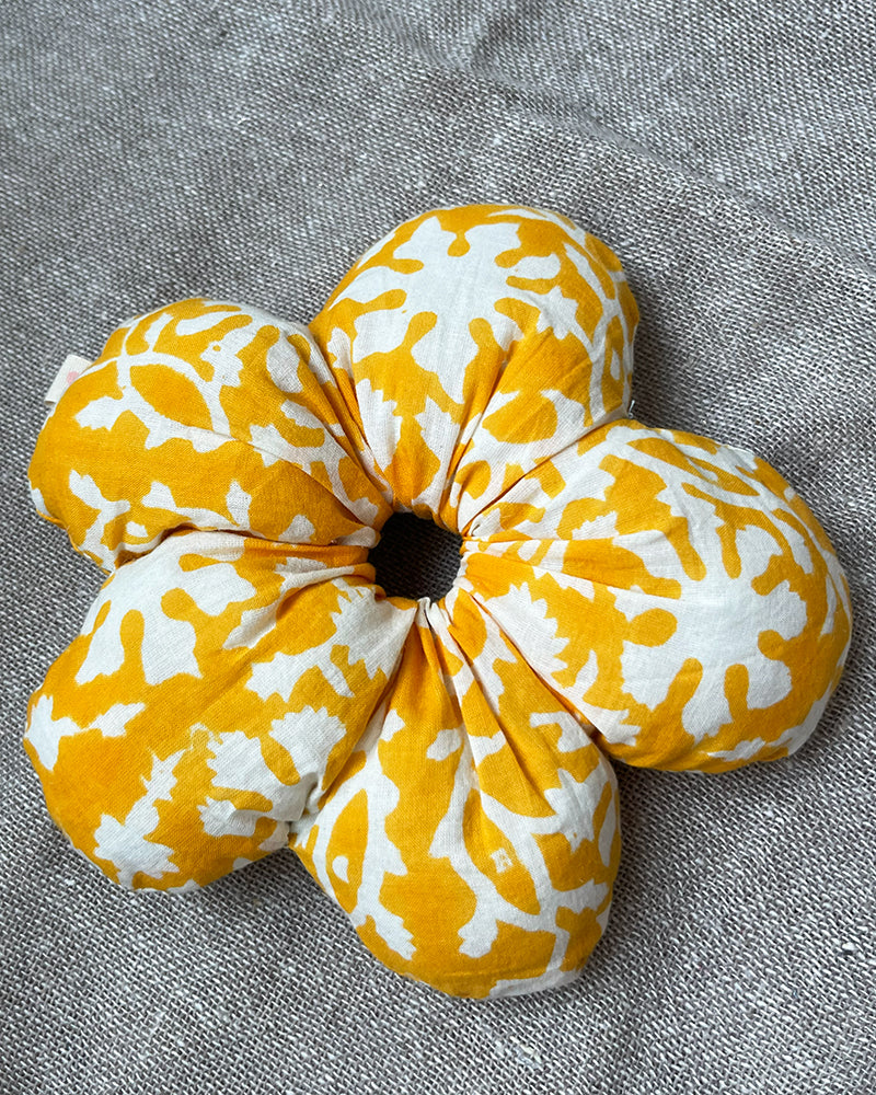 Big flower scrunchie in floral yellow.