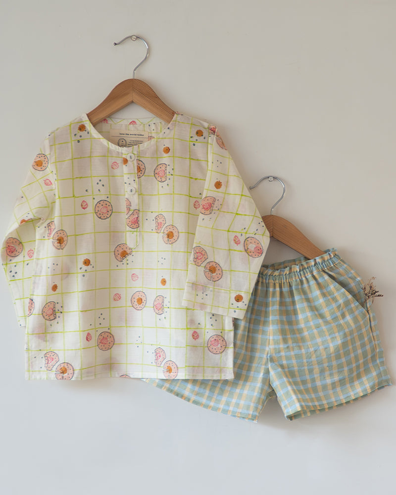Unisex kids cotton kurta and shorts co ord set. Checkered kurta and Shorts hand block printed by artisans in Jaipur, Rajasthan. Kurta has shell buttons and small pockets.