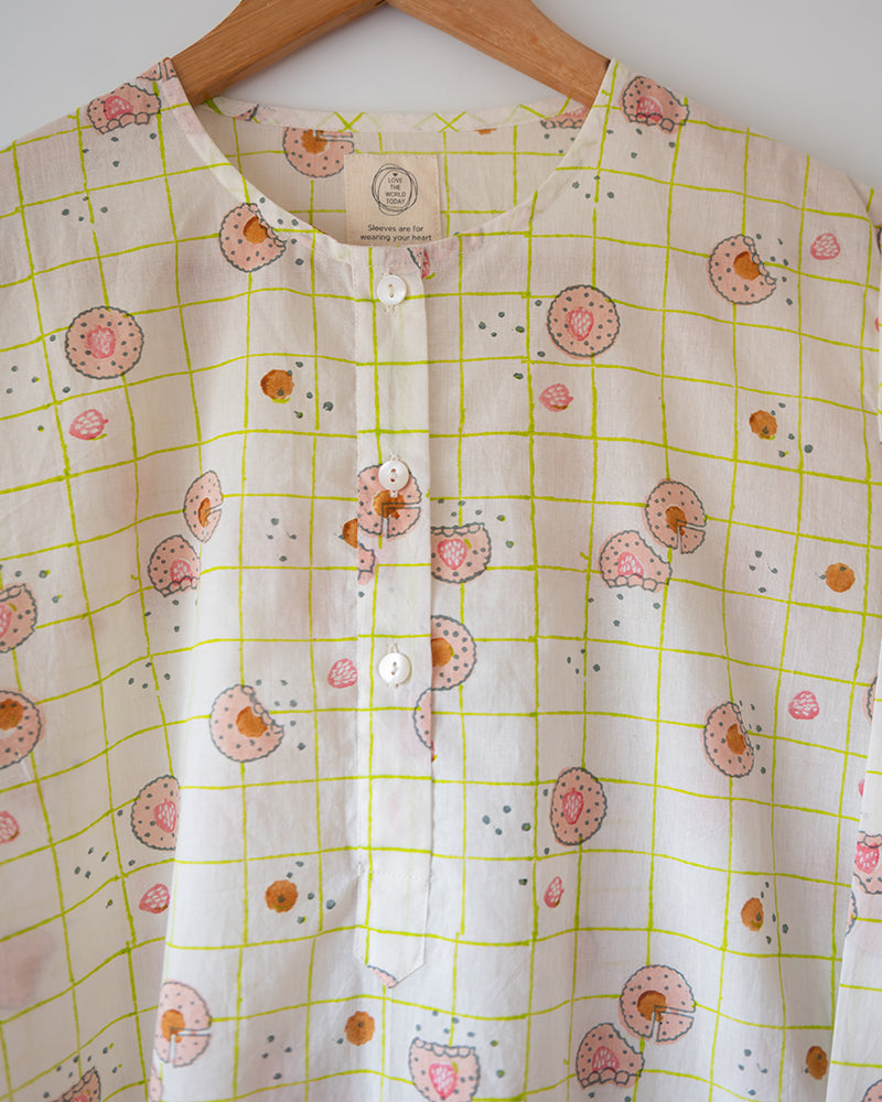 Unisex adults cotton kurta and shorts co ord set. Checkered kurta and Shorts hand block printed by artisans in Jaipur, Rajasthan. Kurta has shell buttons and small pockets.