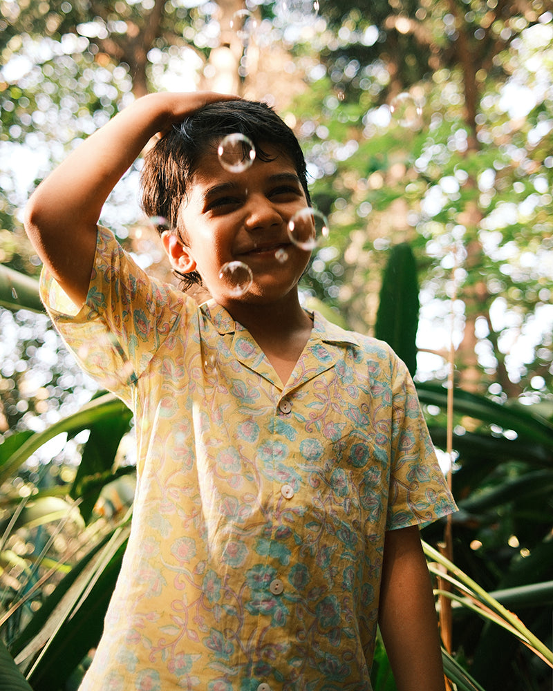 Boogie shirt in lemon yellow butterfly block print