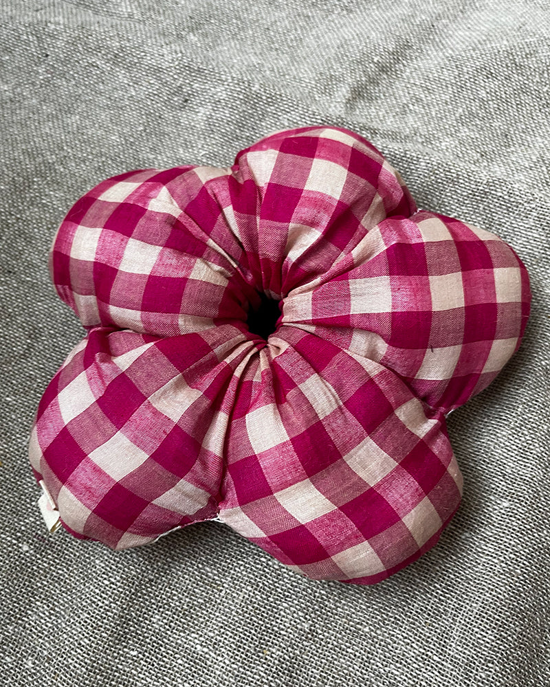 Big flower scrunchie in pink silk checks